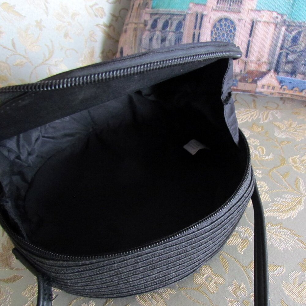 ROUND BLACK HANDBAG, RIBBED w ZIP & SHOULDER STRAP, EYE-CATCHING & DIFFERENT! - Picture 4 of 4